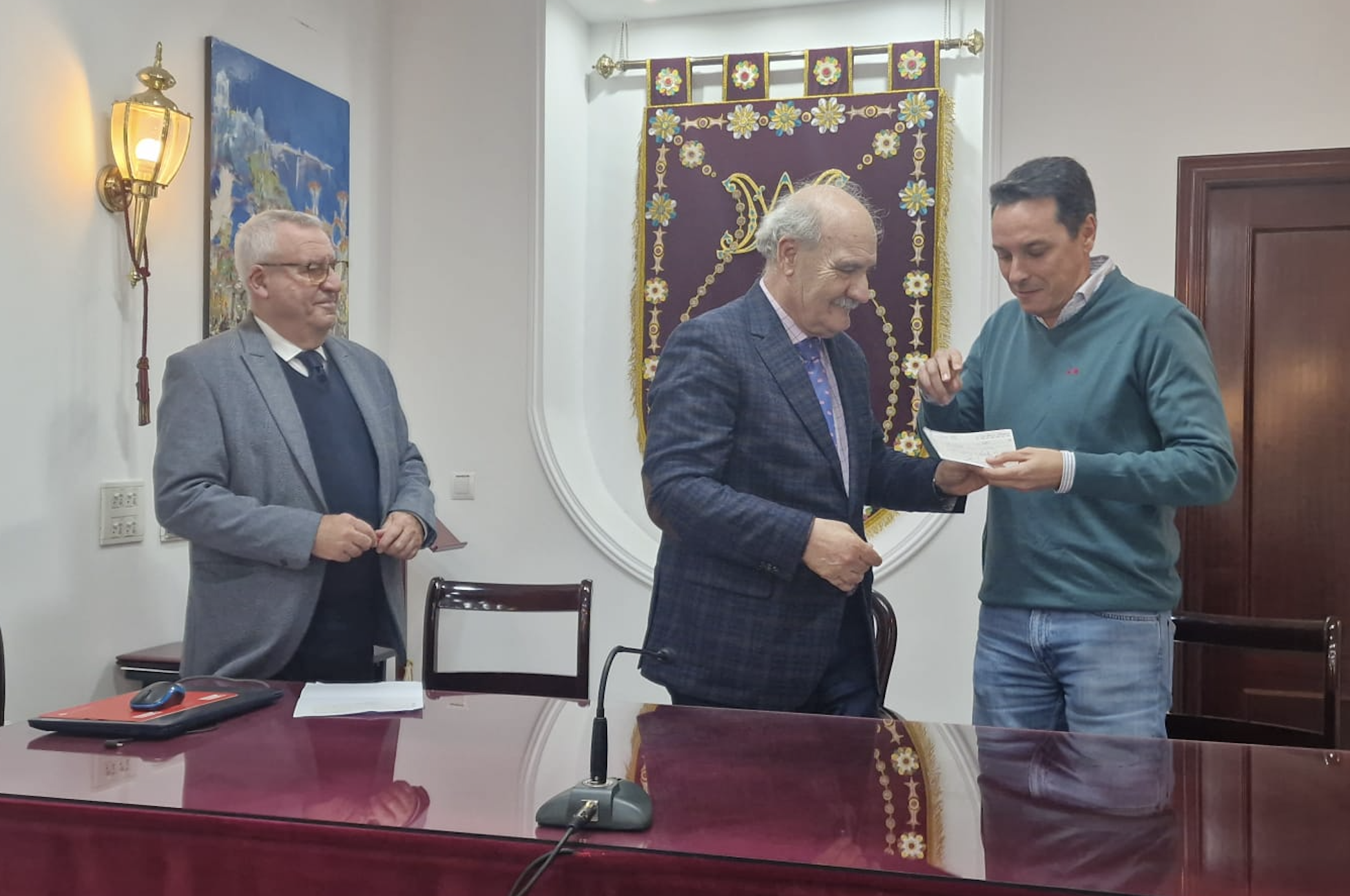 El presidente del Consejo de Cádiz entregado el donativo. El presidente del Consejo de Cádiz entregado el donativo.