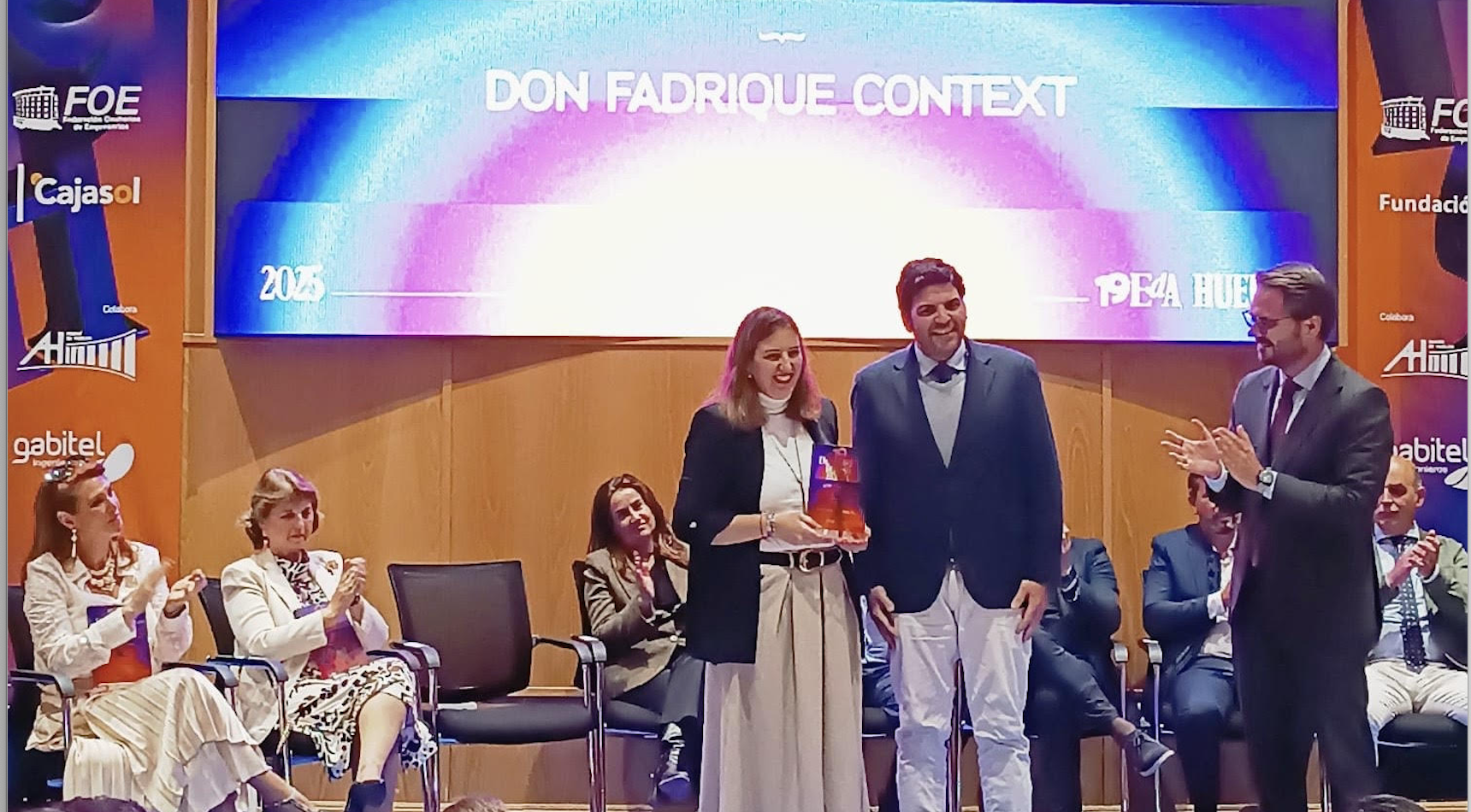 Los empresarios Cristina Vargas y Alberto de Paz, de Don Fadrique, recibiendo el premio concedido. Los empresarios Cristina Vargas y Alberto de Paz, de Don Fadrique, recibiendo el premio concedido.
