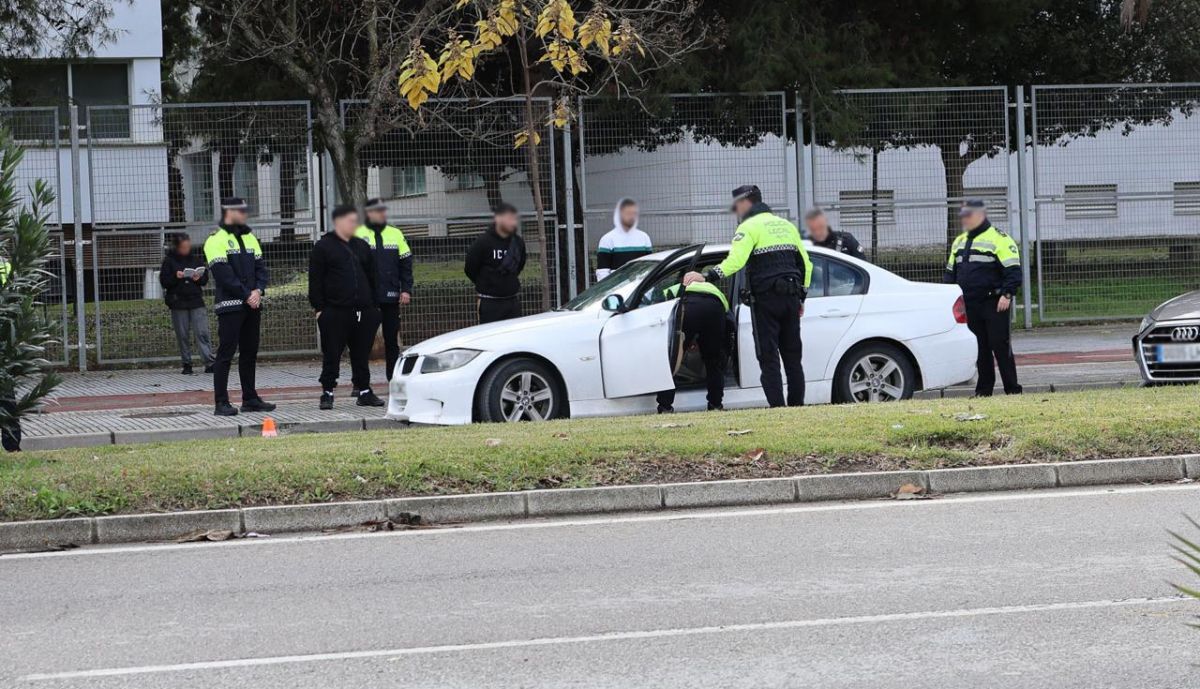 Control de la Policía Local en la avenida de la Universidad en Jerez.