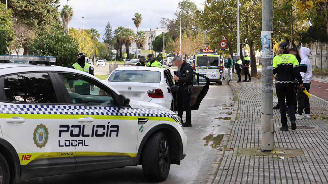 Control policial junto al Campus de Jerez.