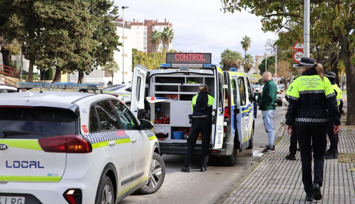 Los agentes, durante el contro.