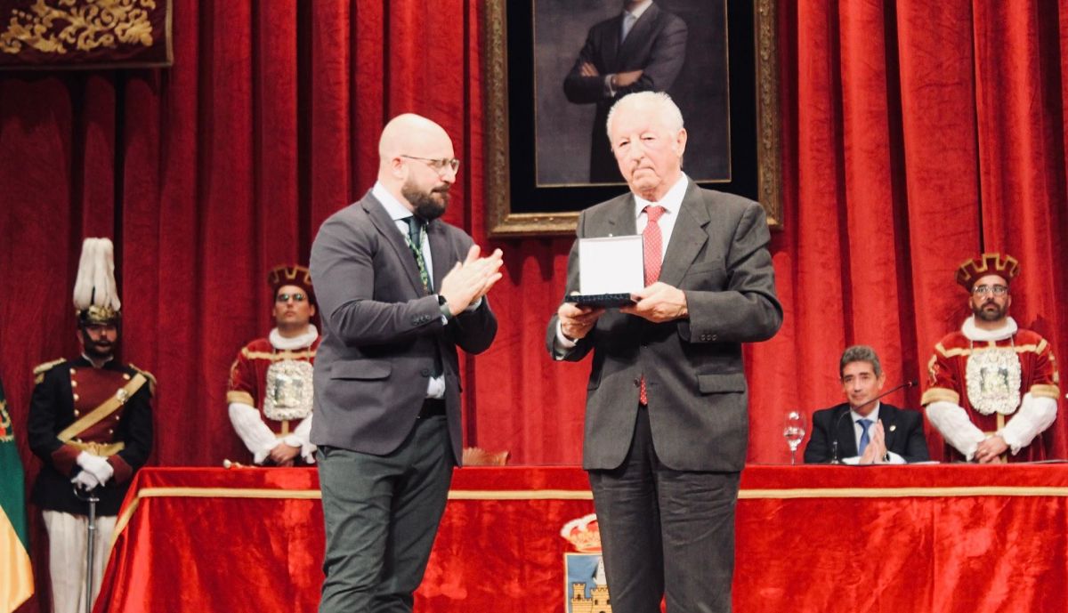 Beardo entrega las distinciones.