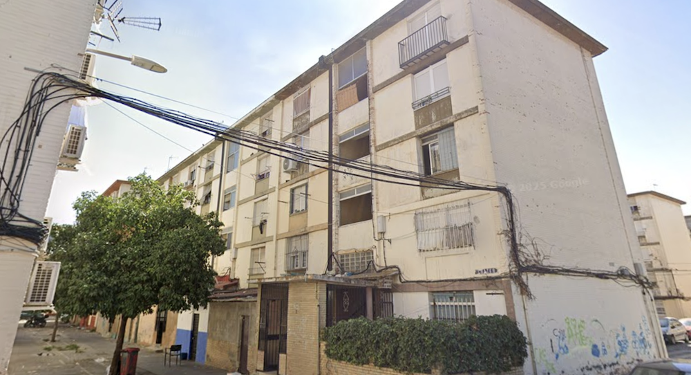El bloque de pisos de Madre de Dios, en Sevilla, donde fue encontrado el bebé.
