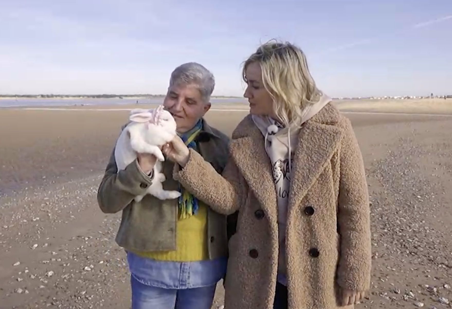 Nieves, Cari y Mar Vega, en 'Patas arriba'.