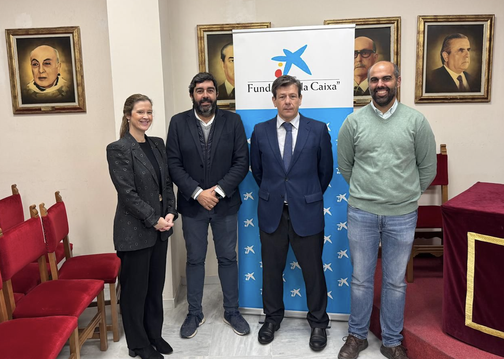 El presidente del Consejo y responsables de la entidad bancaria en la entrega del donativo.  