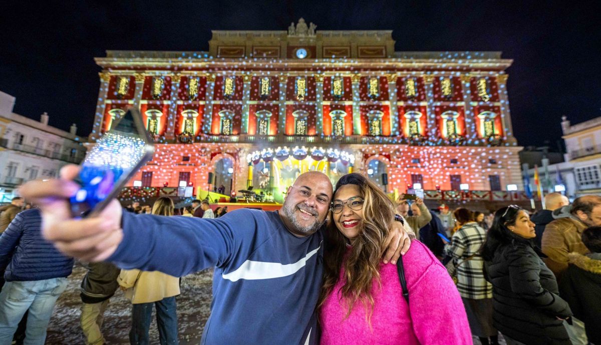 Vecinos disfrutando del alumbrado navideño en la Plaza del Rey.