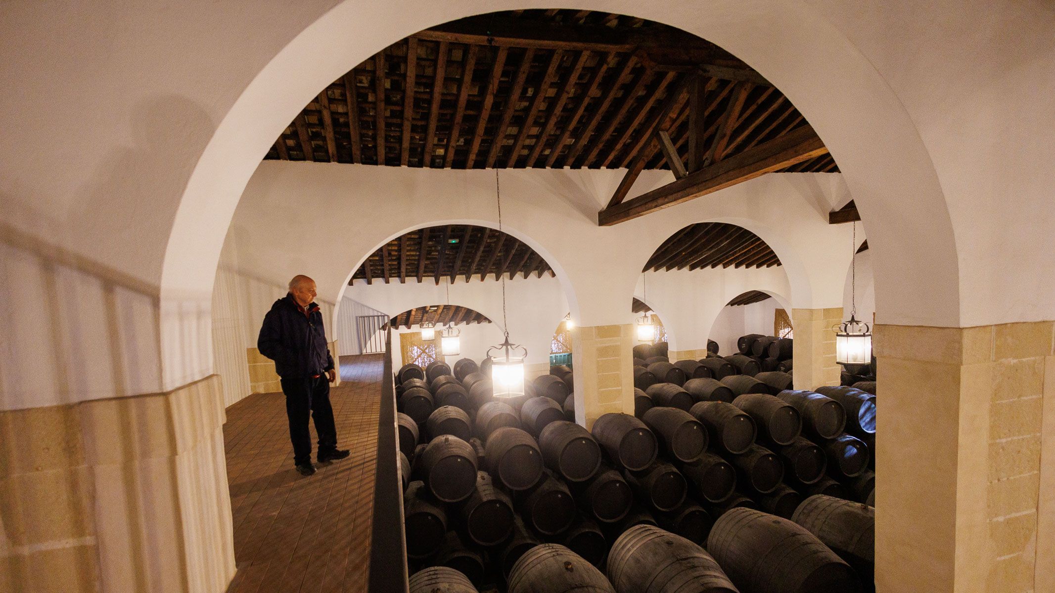 Parte de Bodegas Serdio, con su enólogo José María Quirós, al fondo.