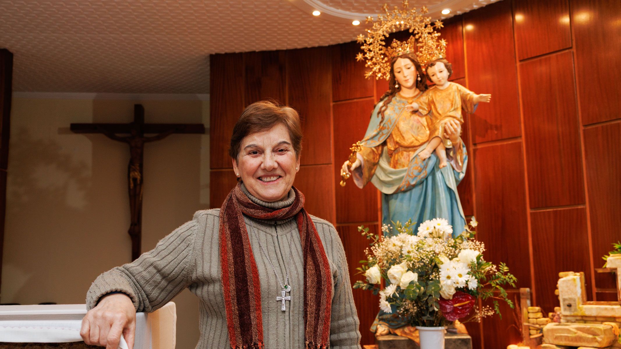 La superiora sor Feli ante la imagen de María Auxiliadora en la capilla del colegio. La superiora sor Feli ante la imagen de María Auxiliadora en la capilla del colegio.