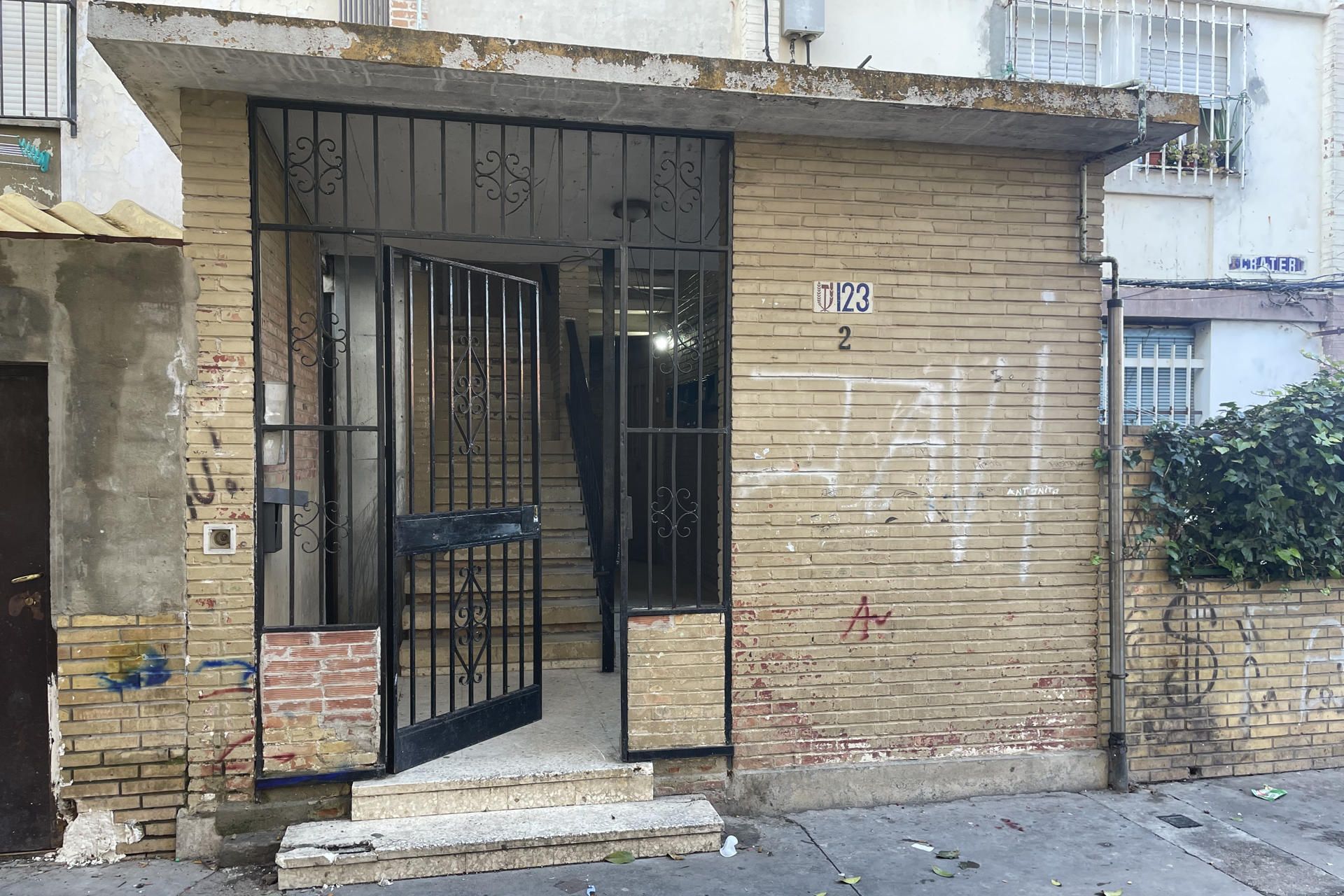 El portal del bloque donde fue abandonado el bebé en Sevilla. El portal del bloque donde fue abandonado el bebé en Sevilla.