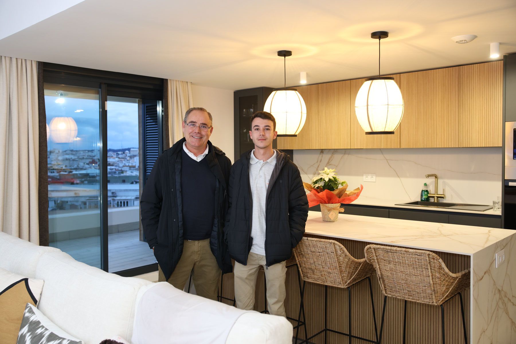 Alfonso Muñoz con su hijo, en una casa reformada por su empresa. Alfonso Muñoz con su hijo, en una casa reformada por su empresa.