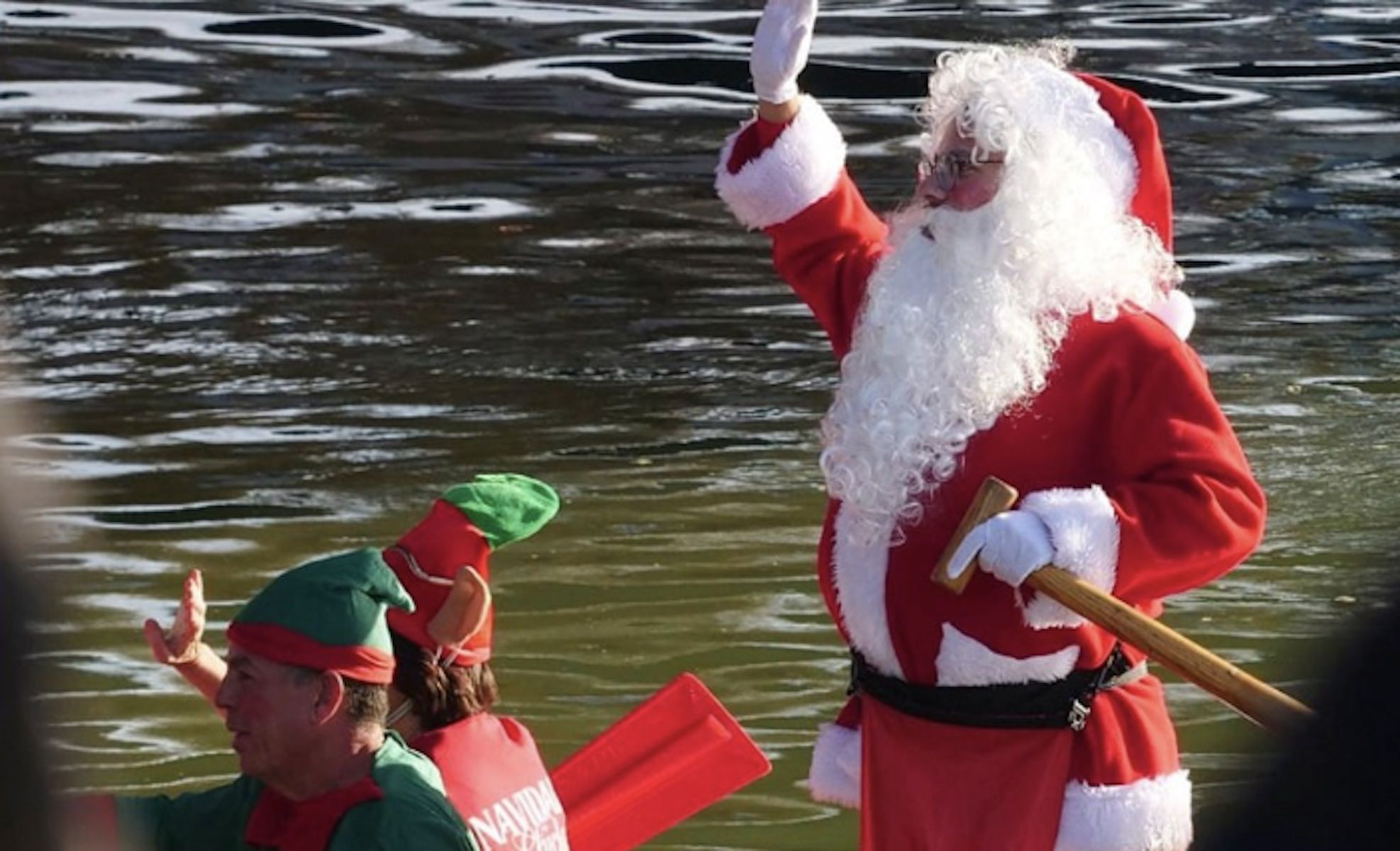 Papá Noel, por el río Iro de Chiclana. Papá Noel, por el río Iro de Chiclana.