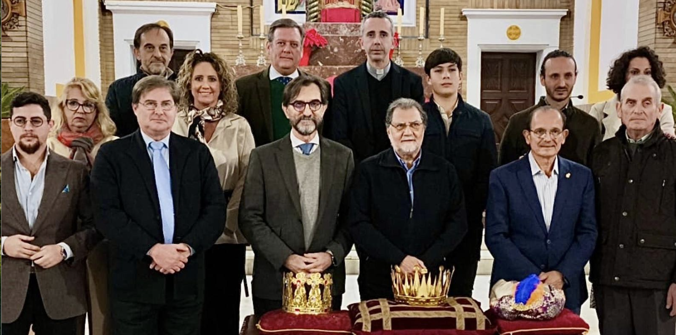 Los Reyes Magos actuales, lo anteriores y ofíciales de la cofradía en Santa Ana. Los Reyes Magos actuales, lo anteriores y ofíciales de la cofradía en Santa Ana.