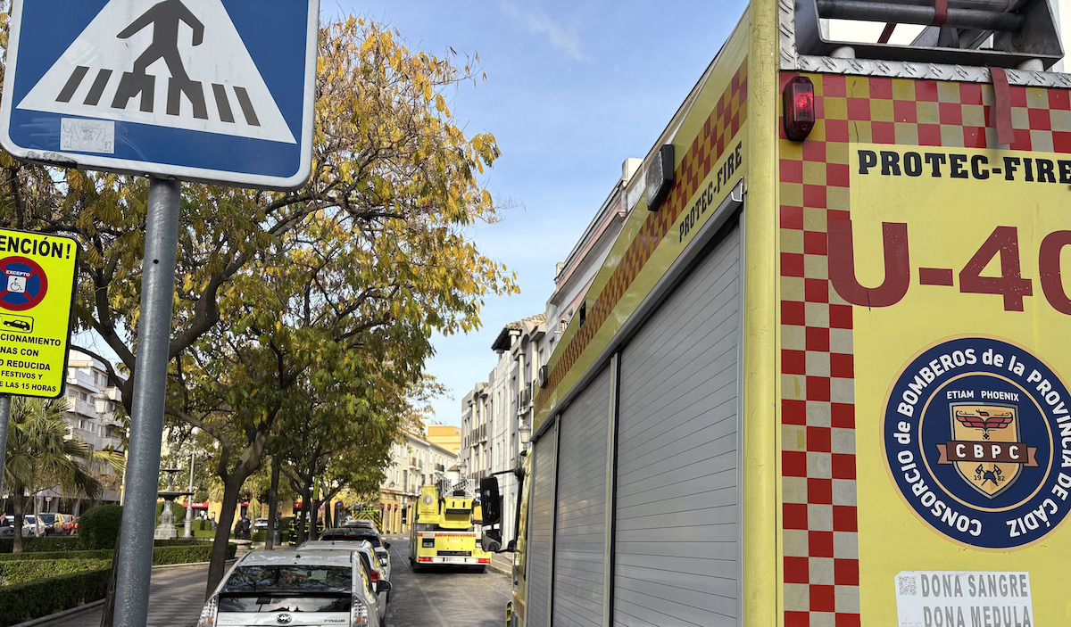 Coches de bomberos, cortando el tráfico en la plaza Aladro de Jerez. Coches de bomberos, cortando el tráfico en la plaza Aladro de Jerez.