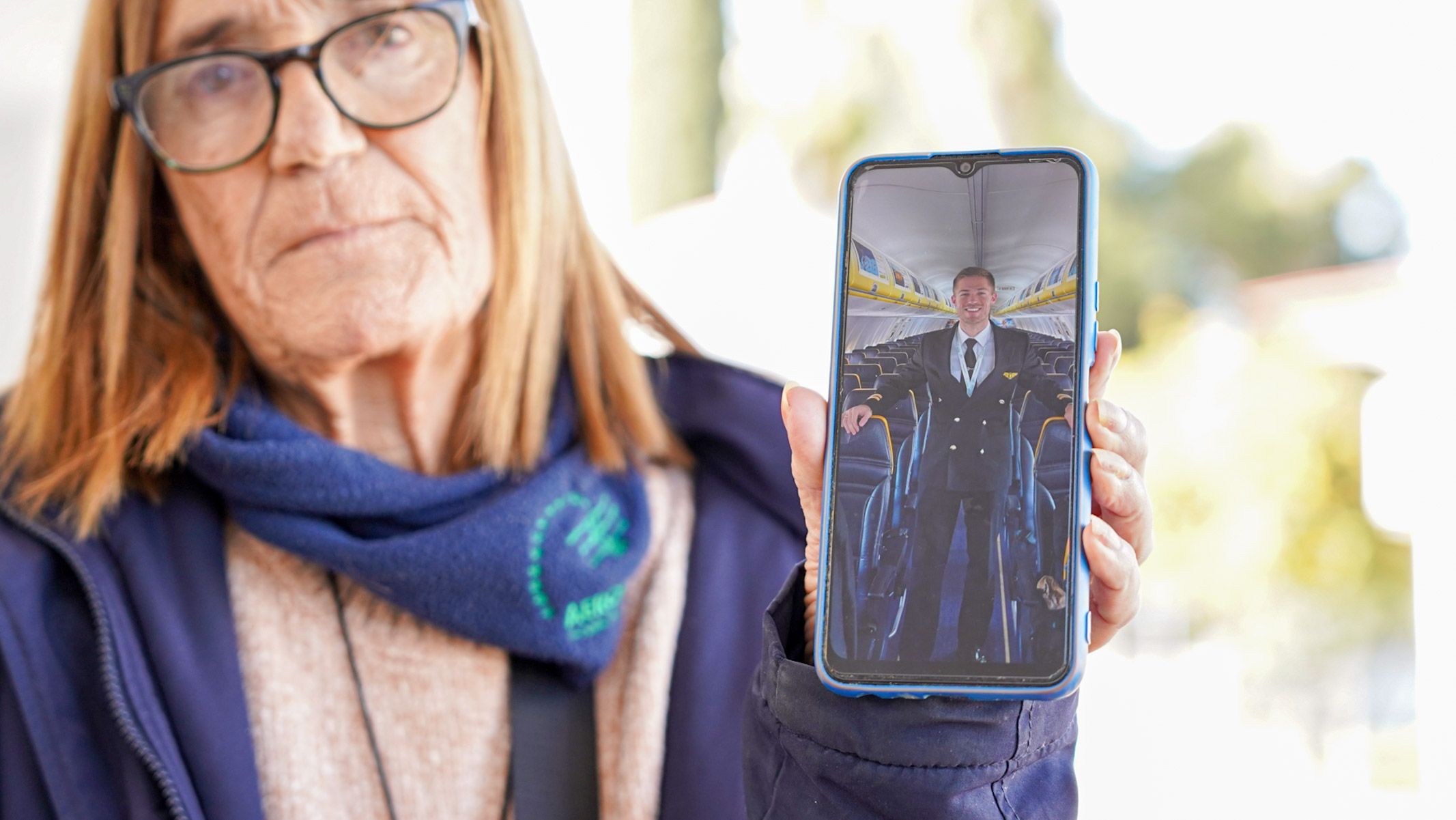Piru, recién jubilada en el Ayuntamiento palaciego, enseña orgullosa la foto de su hijo, piloto de líneas aéreas.