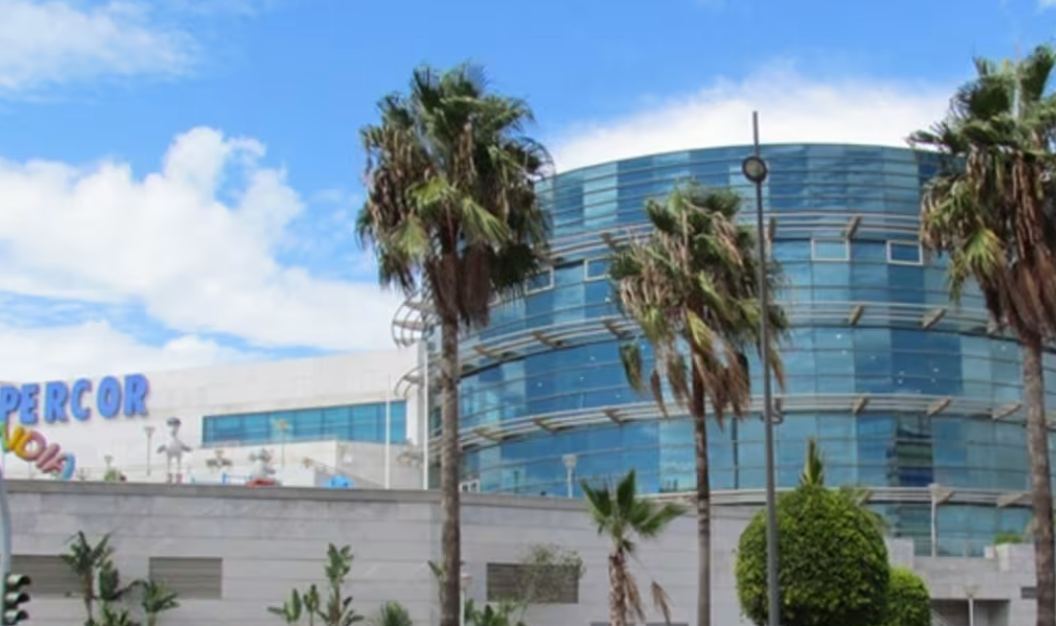 Fachada de El Corte Inglés de Cádiz. Fachada de El Corte Inglés de Cádiz.