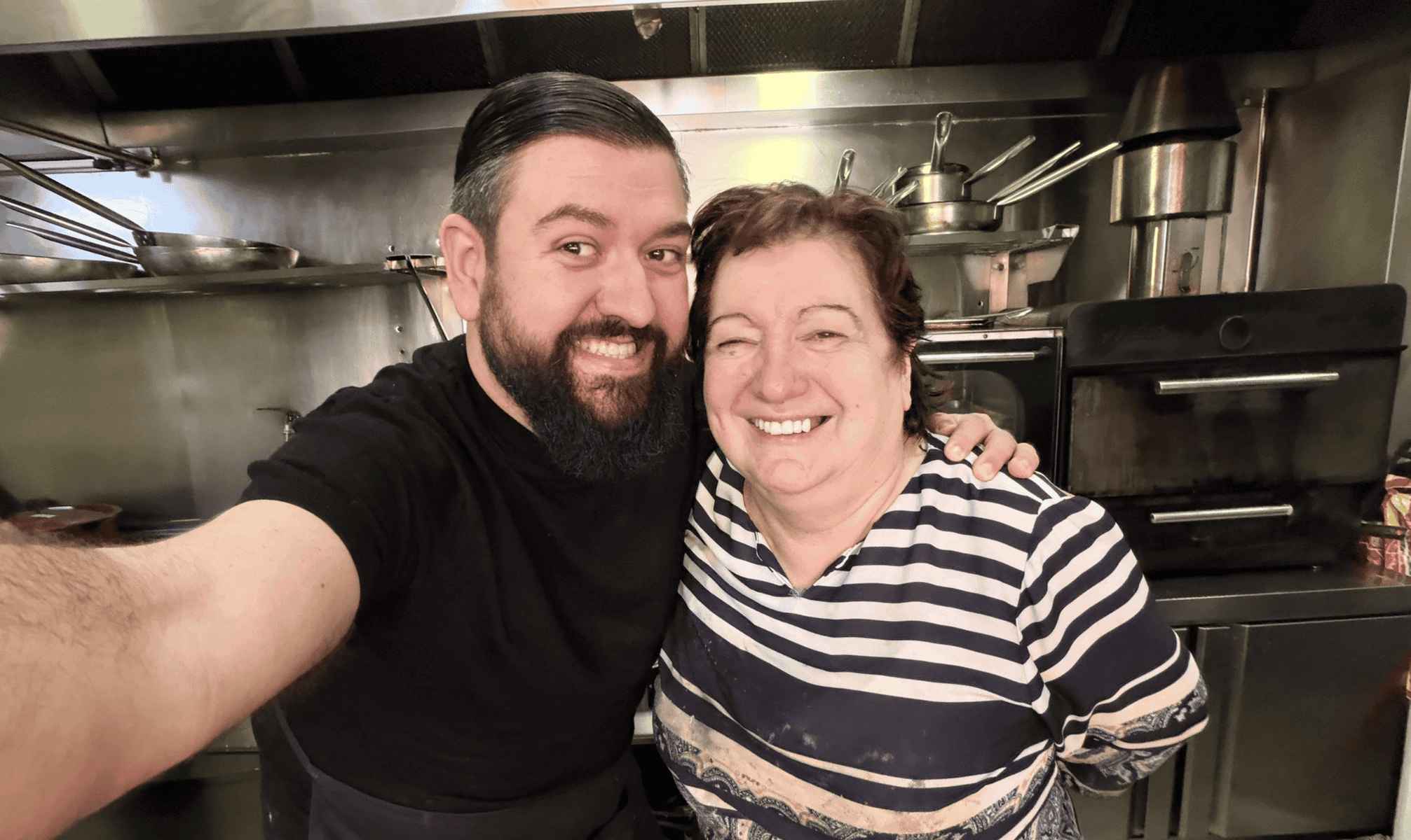 Manu Sánchez, con Elvira, del restaurante La Gallega. Manu Sánchez, con Elvira, del restaurante La Gallega.