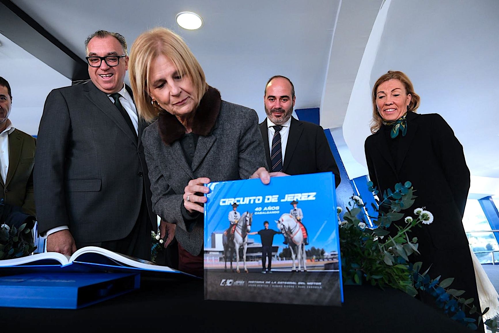 La alcaldesa y el consejero presentan el libro por los 40 años del Circuito de Jerez.