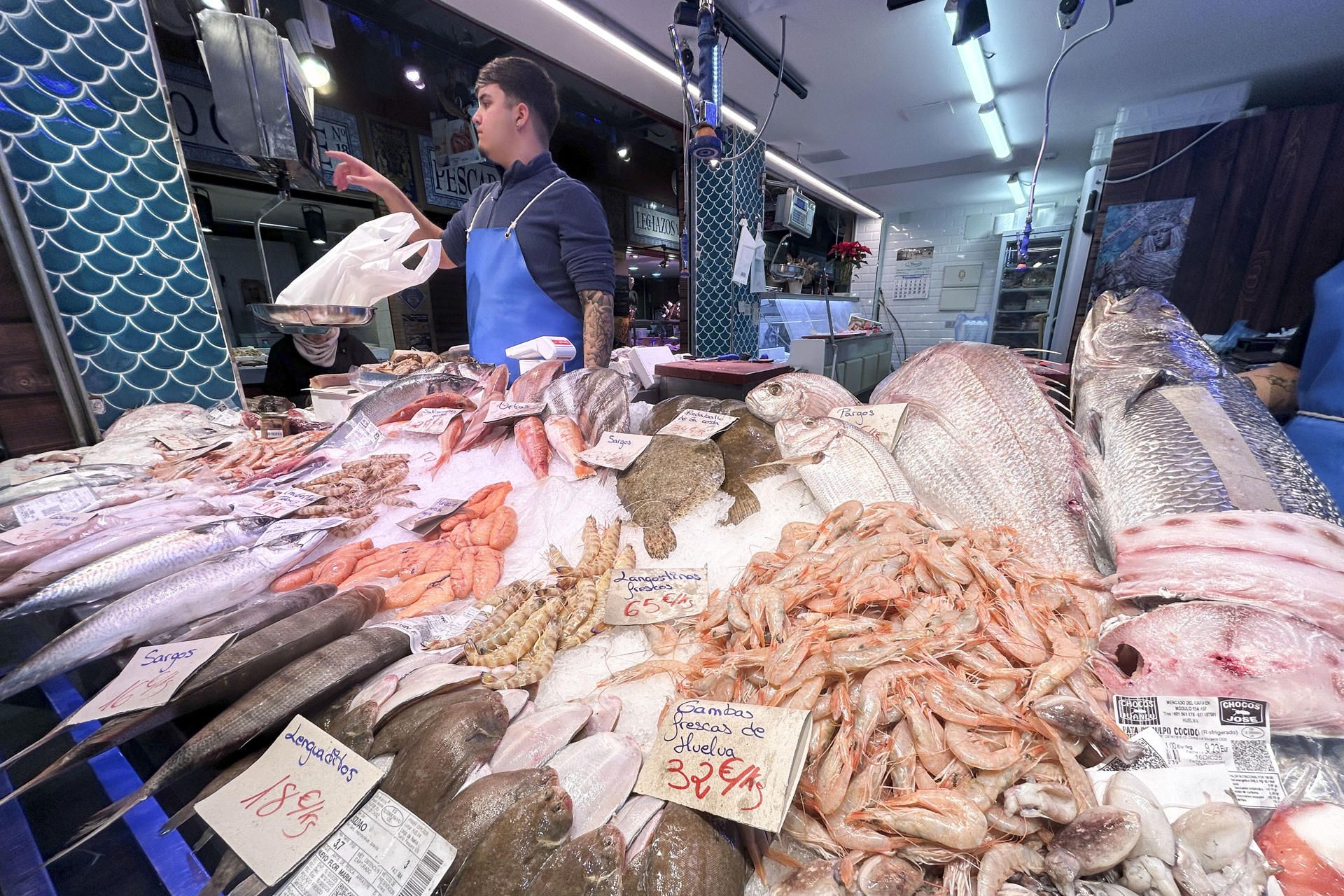Vista de un puesto de marisco fresco en el Mercado de Triana, en Sevilla. Vista de un puesto de marisco fresco en el Mercado de Triana, en Sevilla.