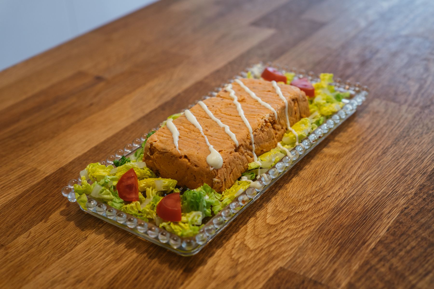 Un plato de pudin de pescado.