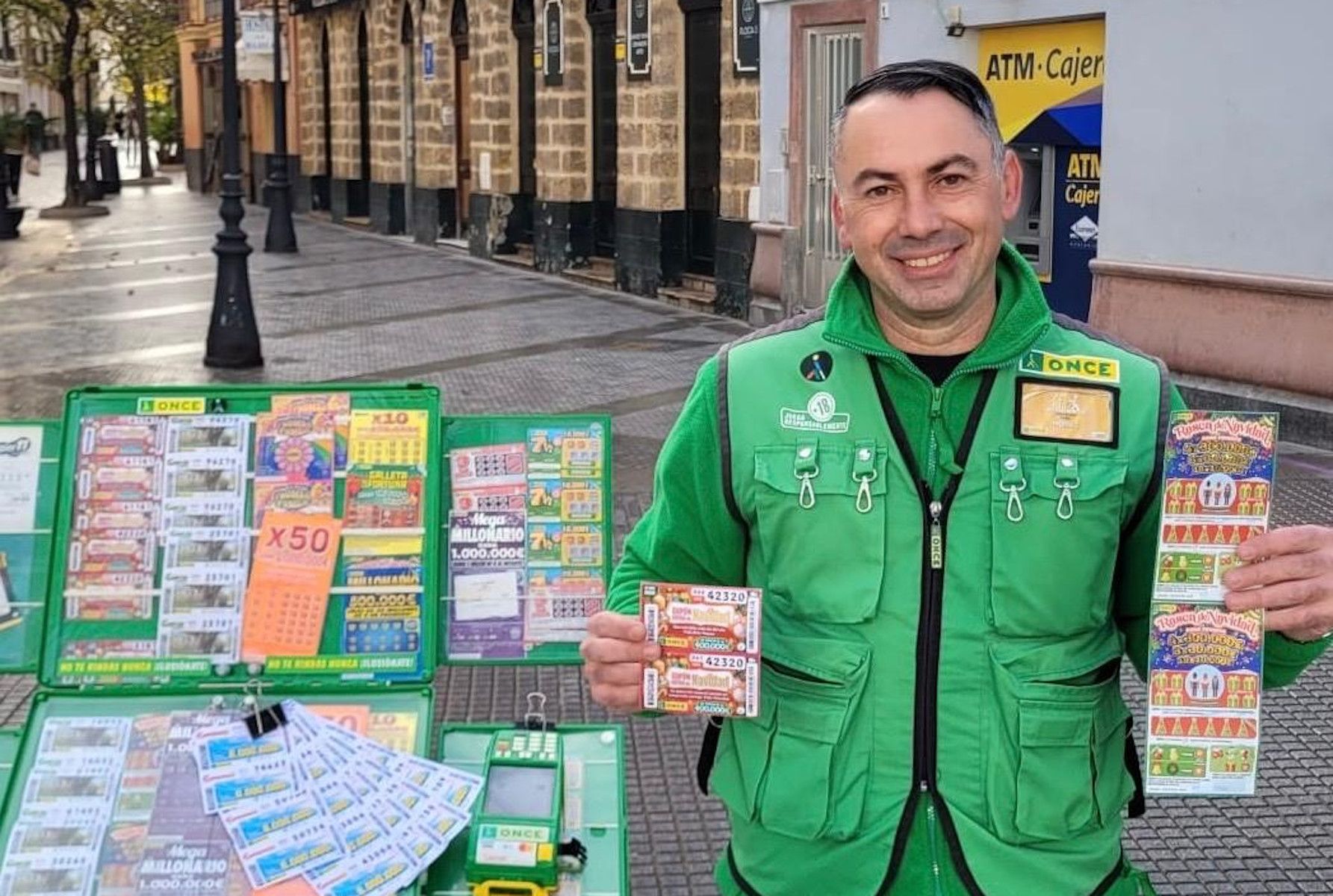 Moisés Mante, vendedor de la ONCE, reparte alegría en el centro de Cádiz.