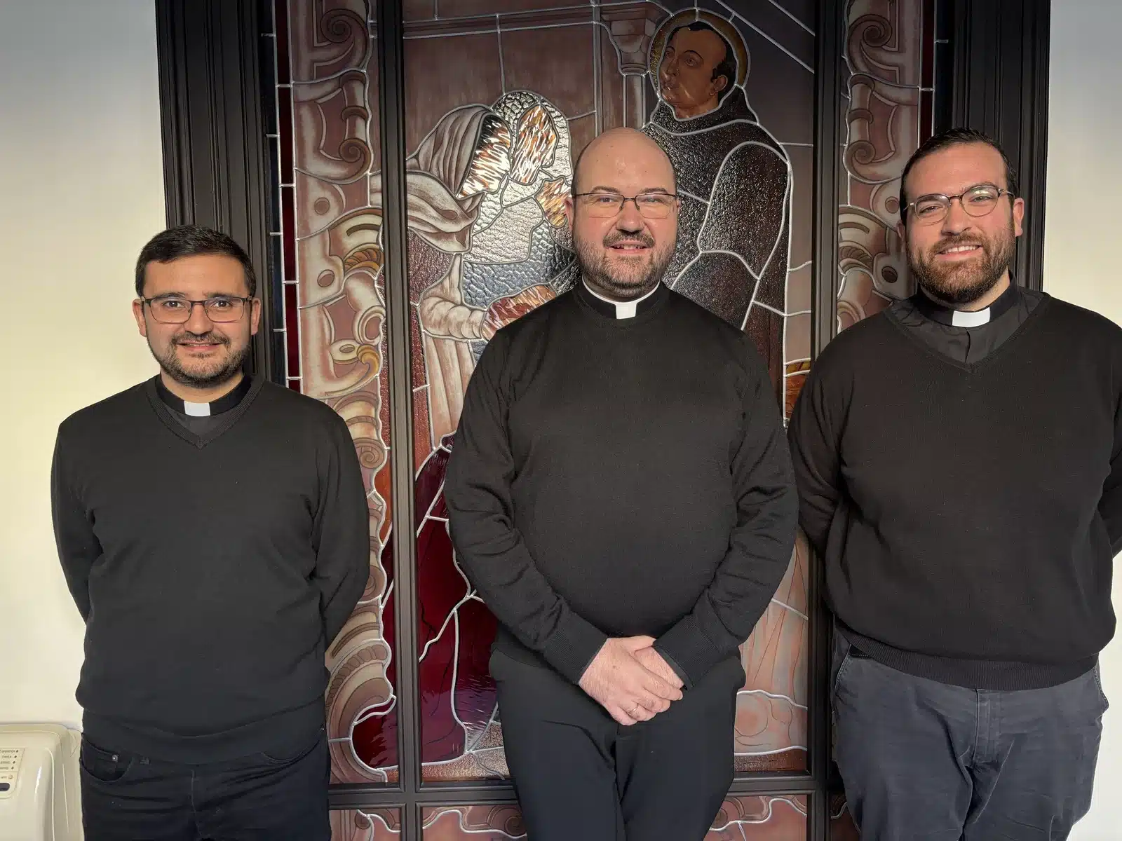 Los tres nuevos sacerdotes que se ordenarán a finales de este mes. 