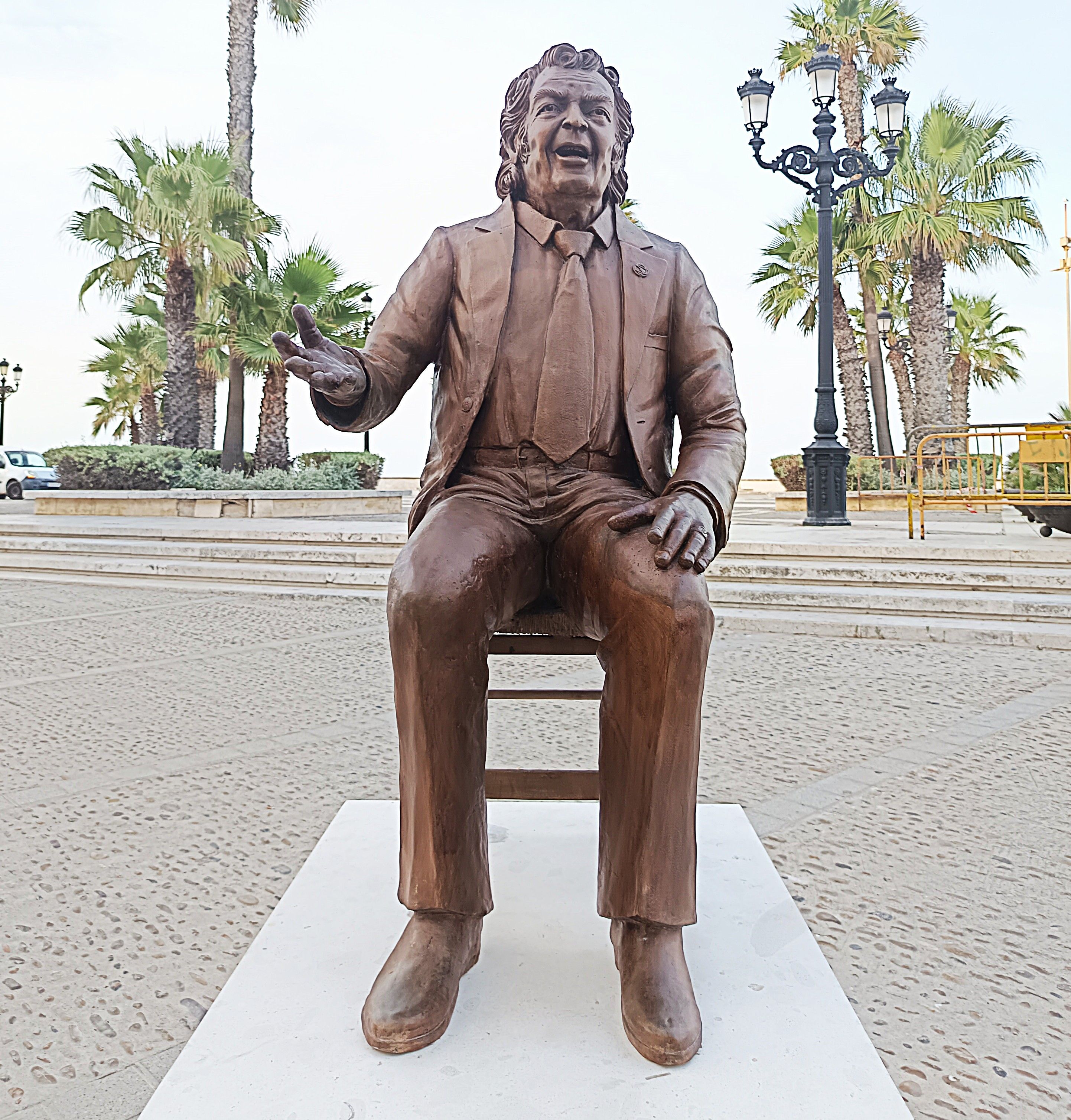 2.Monumento a “Juanito Villar”, visión frontal