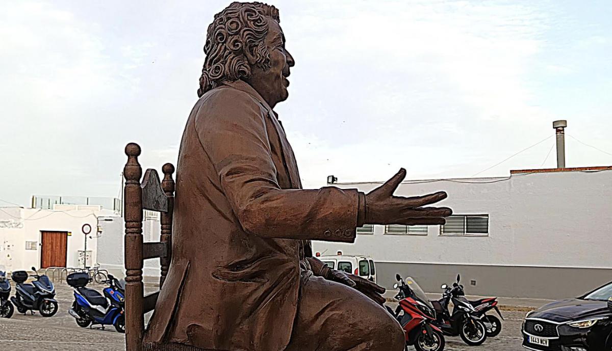 Monumento a “Juanito Villar”, visión lateral izquierda.