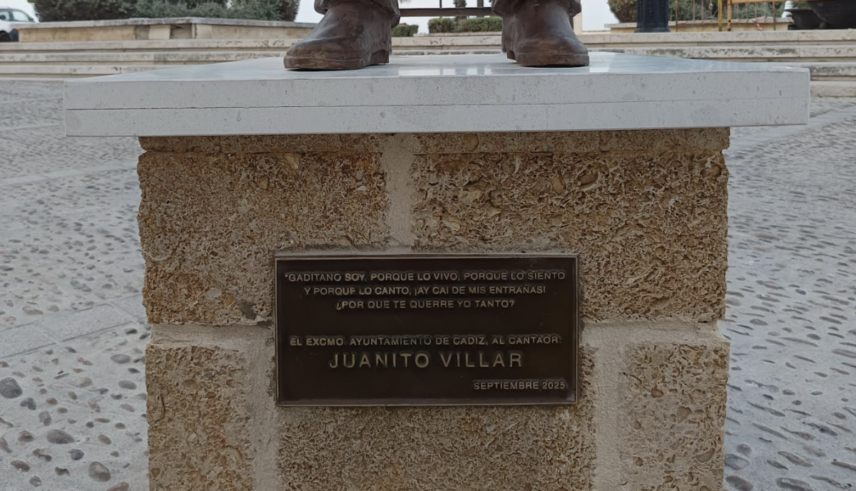 Monumento a “Juanito Villar”, detalle pedestal.
