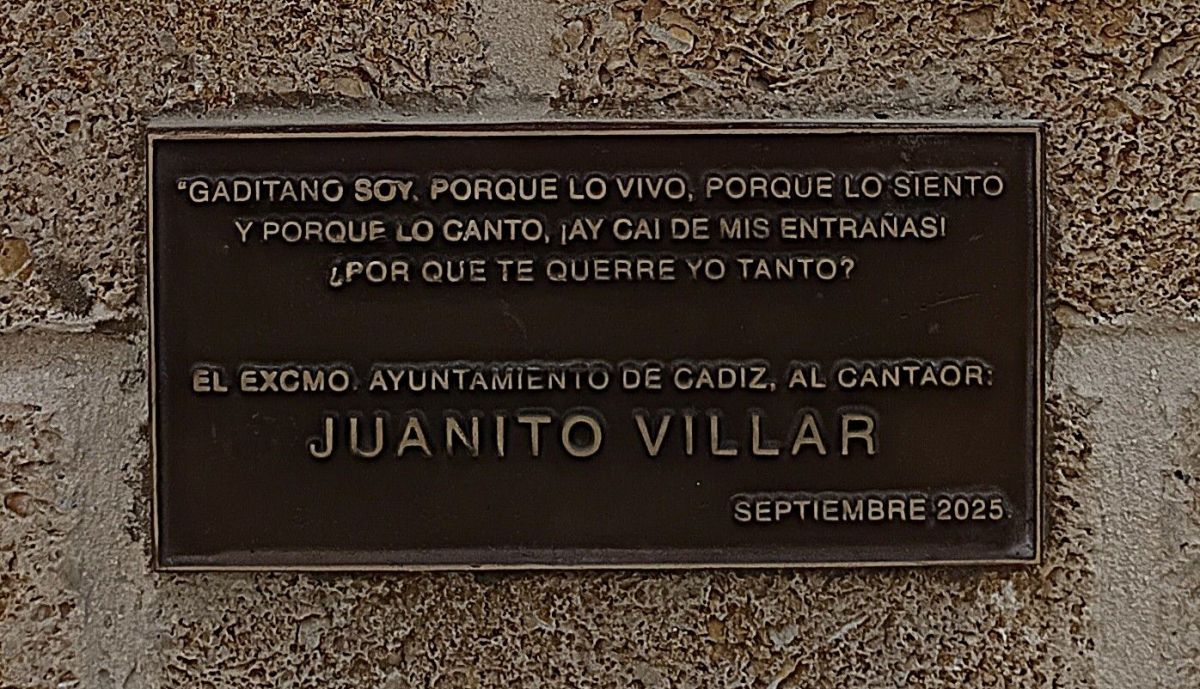 Monumento a Juanito Villar, placa conmemorativa.