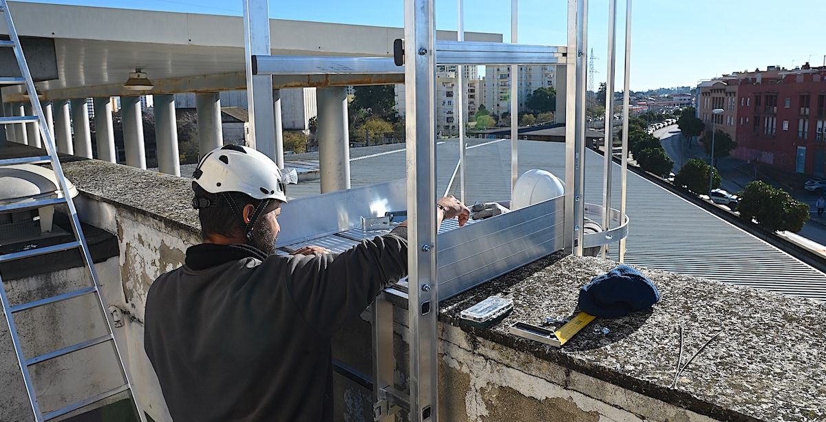 Un operario instala paneles fotovoltaicos en instalaciones municipales de Jerez.
