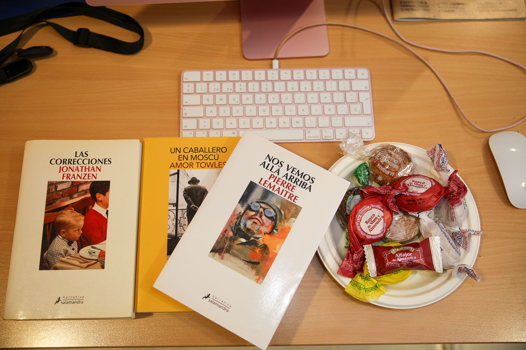 Algunos de los libros clásicos de Salamandra, junto a unos polvorones, qué mejor compañía en estas fechas. Algunos de los libros clásicos de Salamandra, junto a unos polvorones, qué mejor compañía en estas fechas.