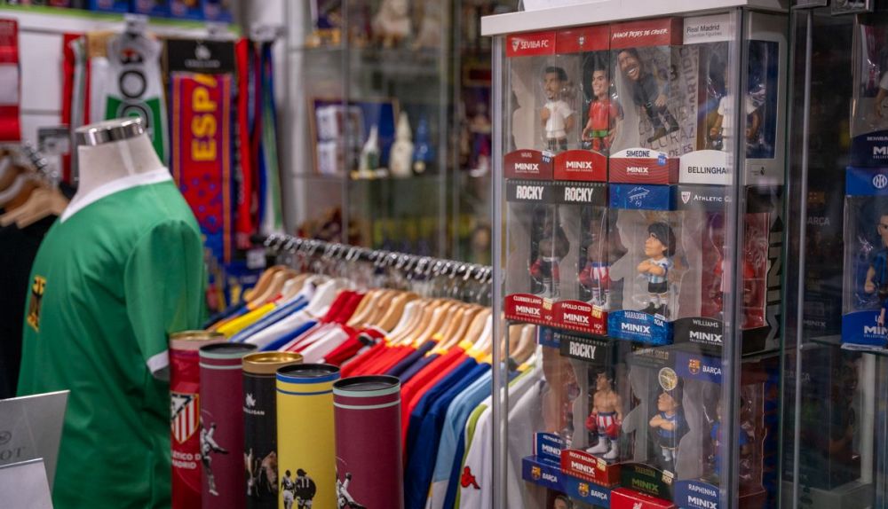 Souvenirs football Cádiz   Calle Columela 2