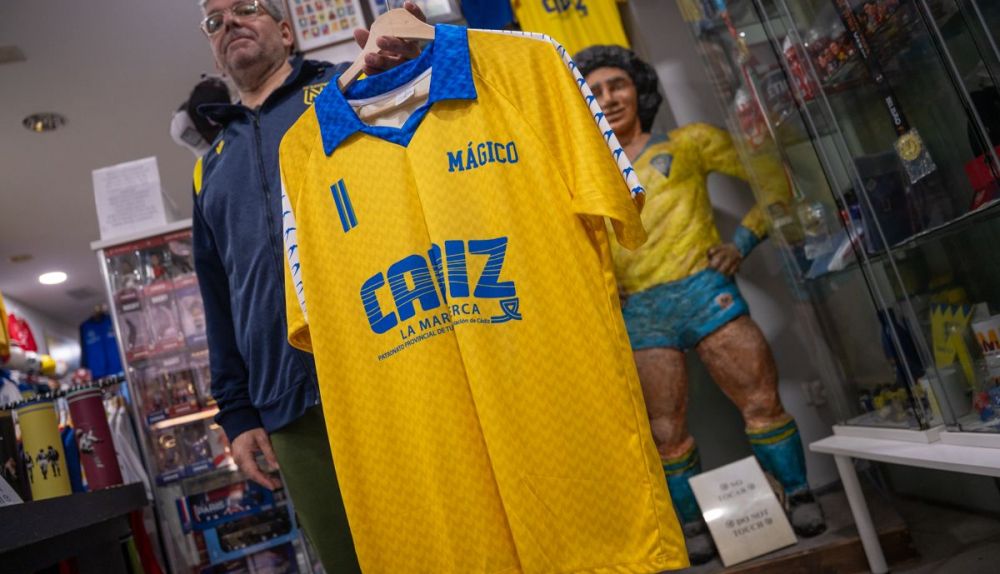 Souvenirs football Cádiz   Calle Columela 9