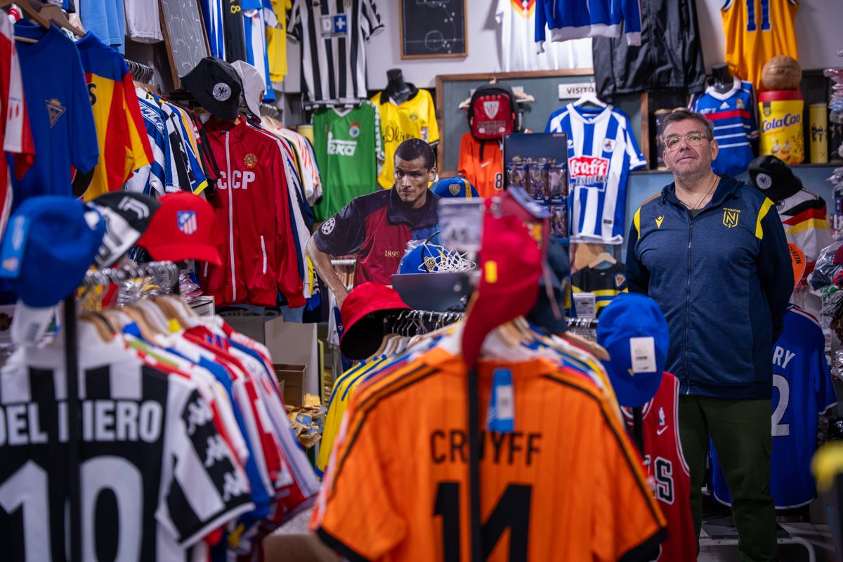 José Miguel Pavón, entre decenas de camisetas de otros tiempos.