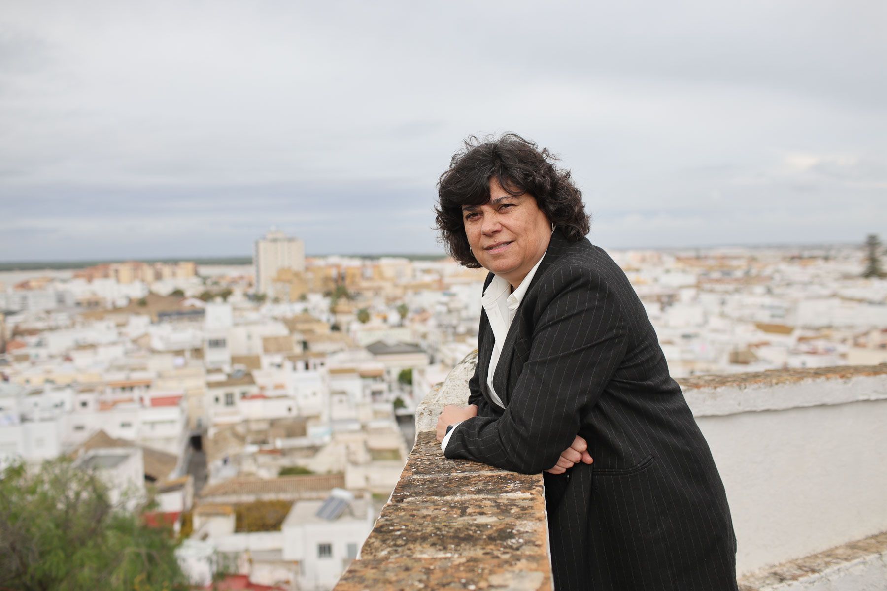 Carmen Álvarez, alcaldesa de Sanlúcar, con la ciudad al fondo.