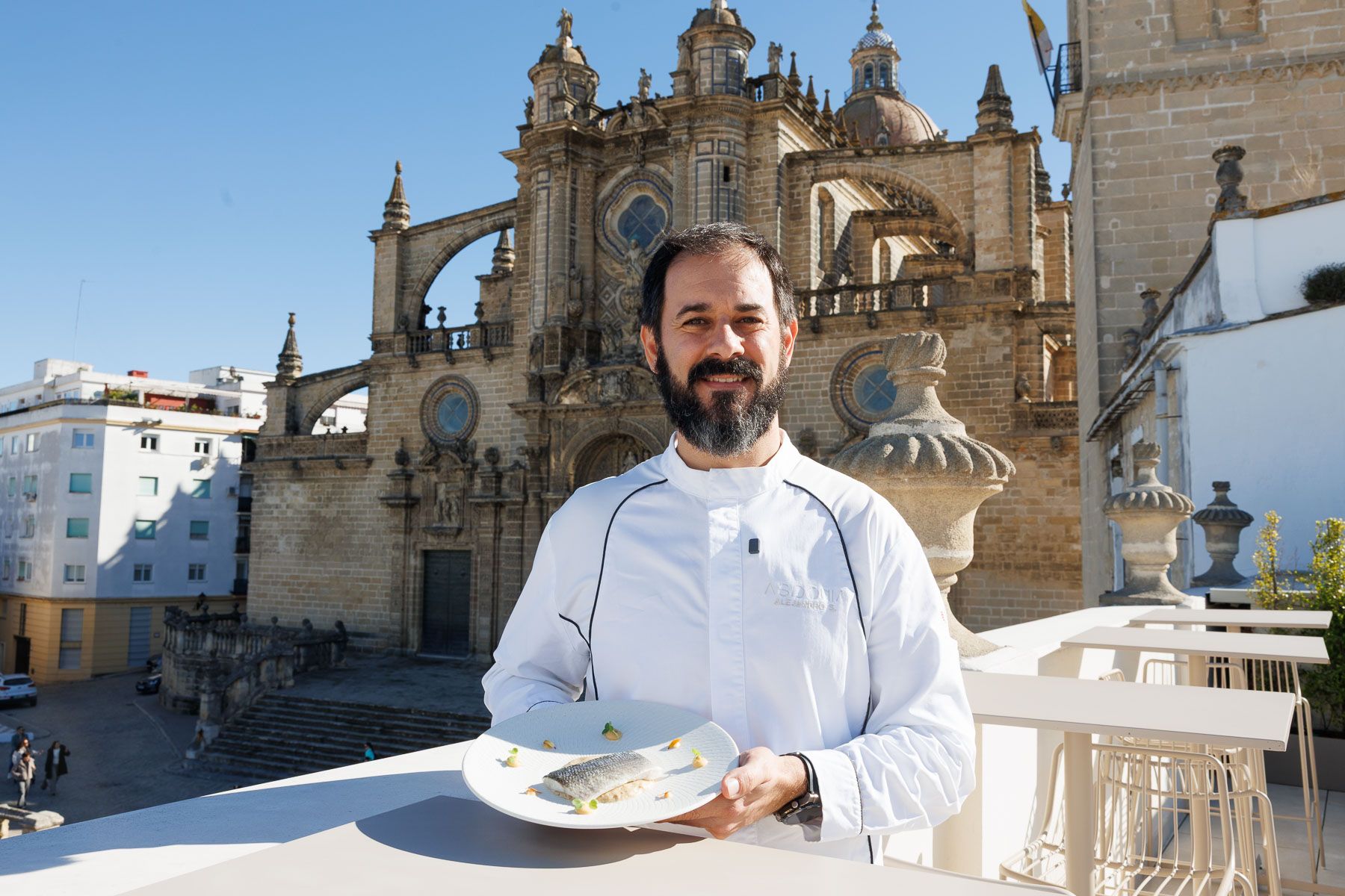 Alejandro Sánchez, chef de Asidonia, con la Catedral de Jerez al fondo.