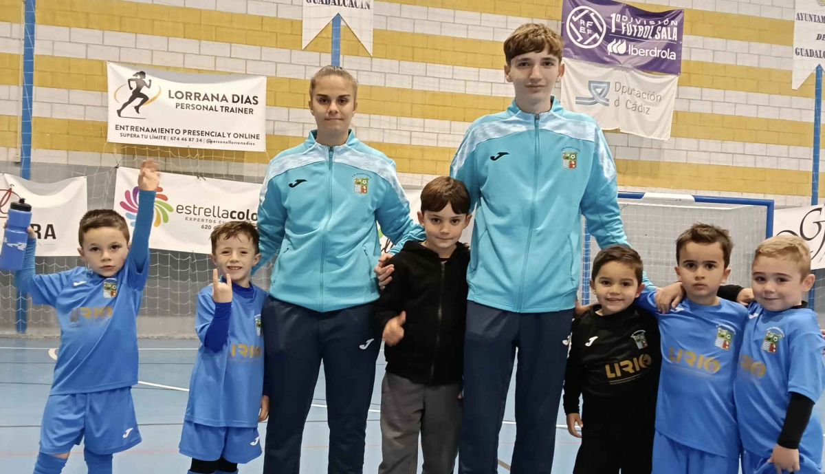 Nerea y Jesús, miembros técnicos actuales de la Escuela de Fútbol de Guadalcacín, junto a varios pequeños jugadores.