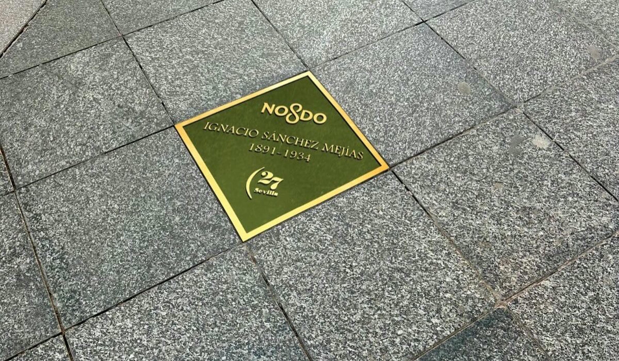 La recreación de la primera placa a la Generación del 27.