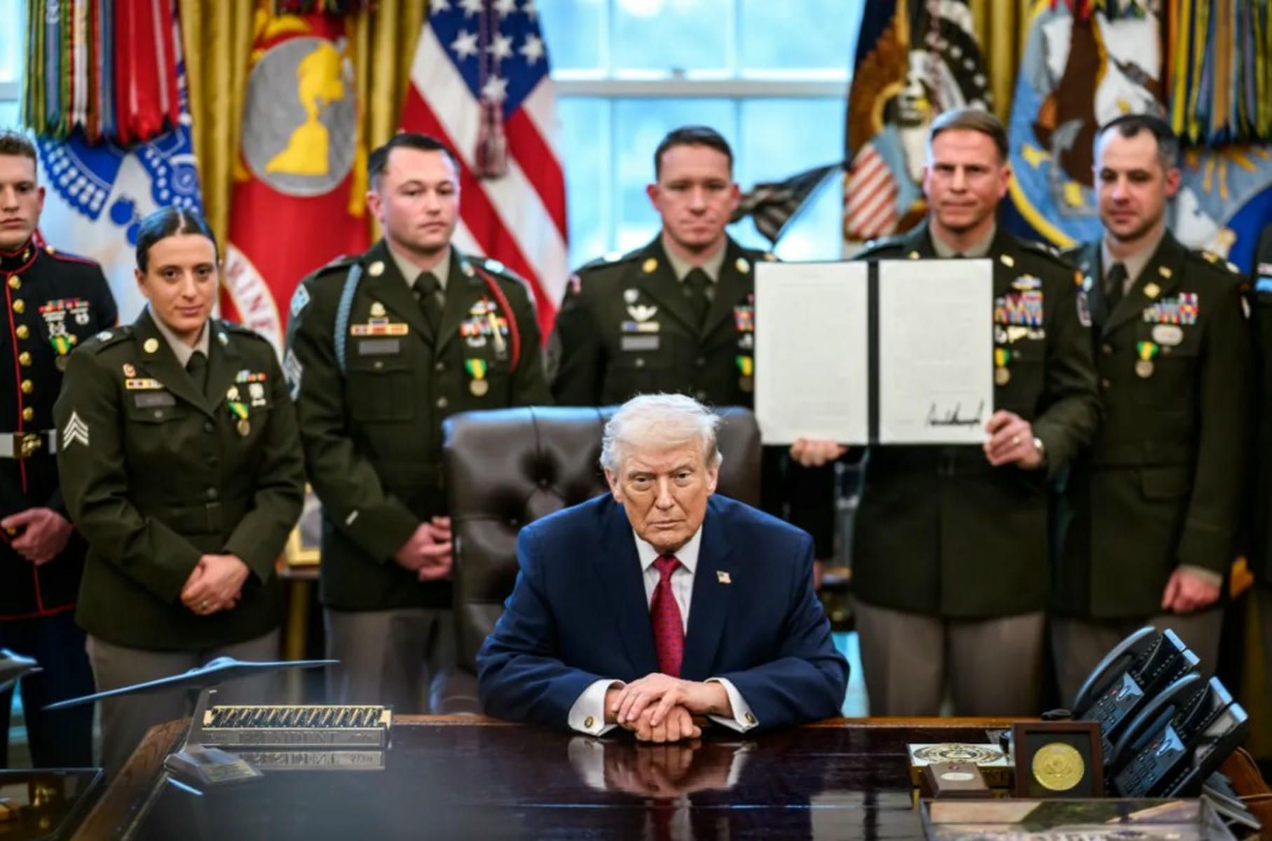 Trump, con militares en el depsacho oval.