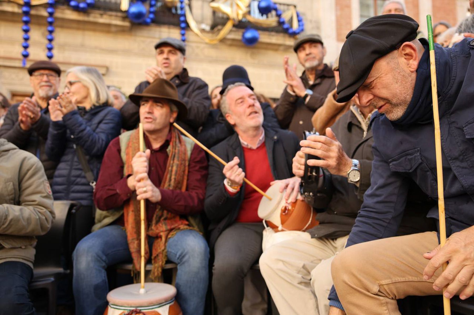 La Zambomba mañanera de Plaza Rivero, en imágenes.