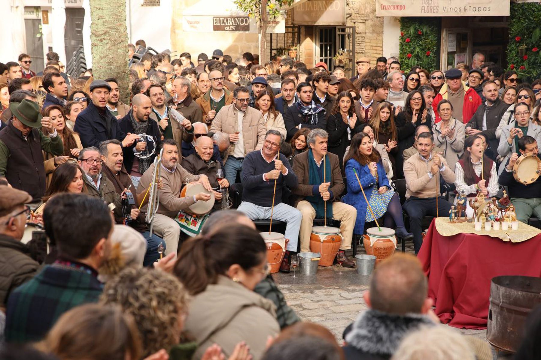 La Zambomba mañanera de Plaza Rivero, en imágenes.