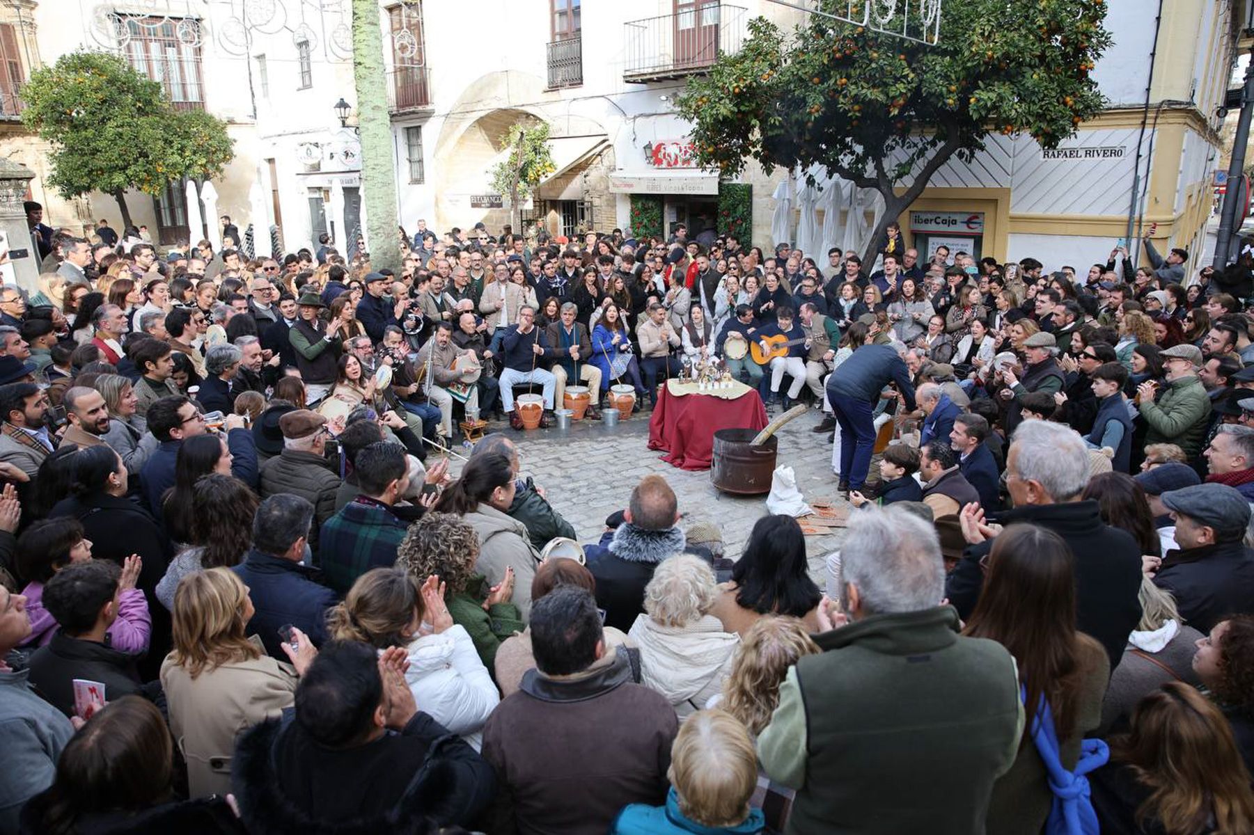 La Zambomba mañanera de Plaza Rivero, en imágenes.