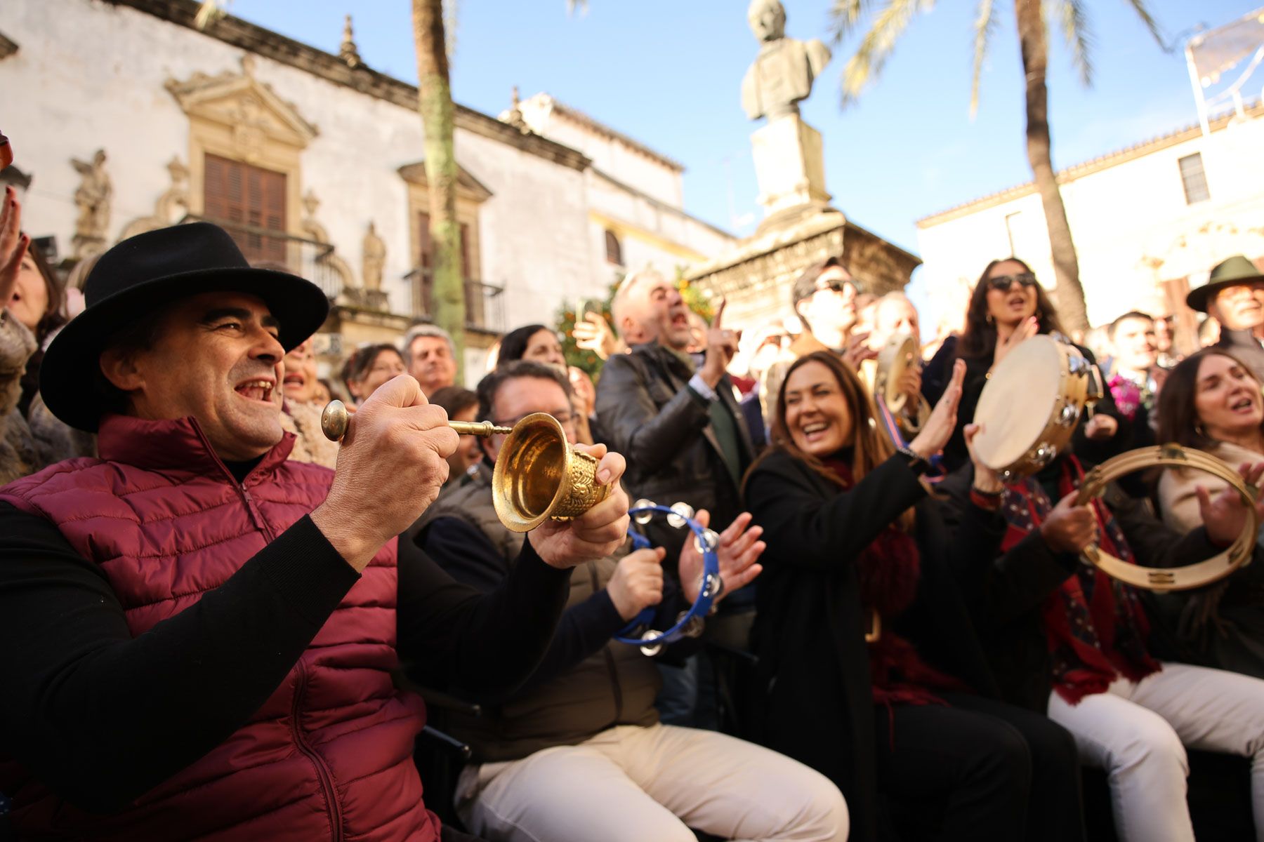 Zambomba mañanera en Plaza Rivero.