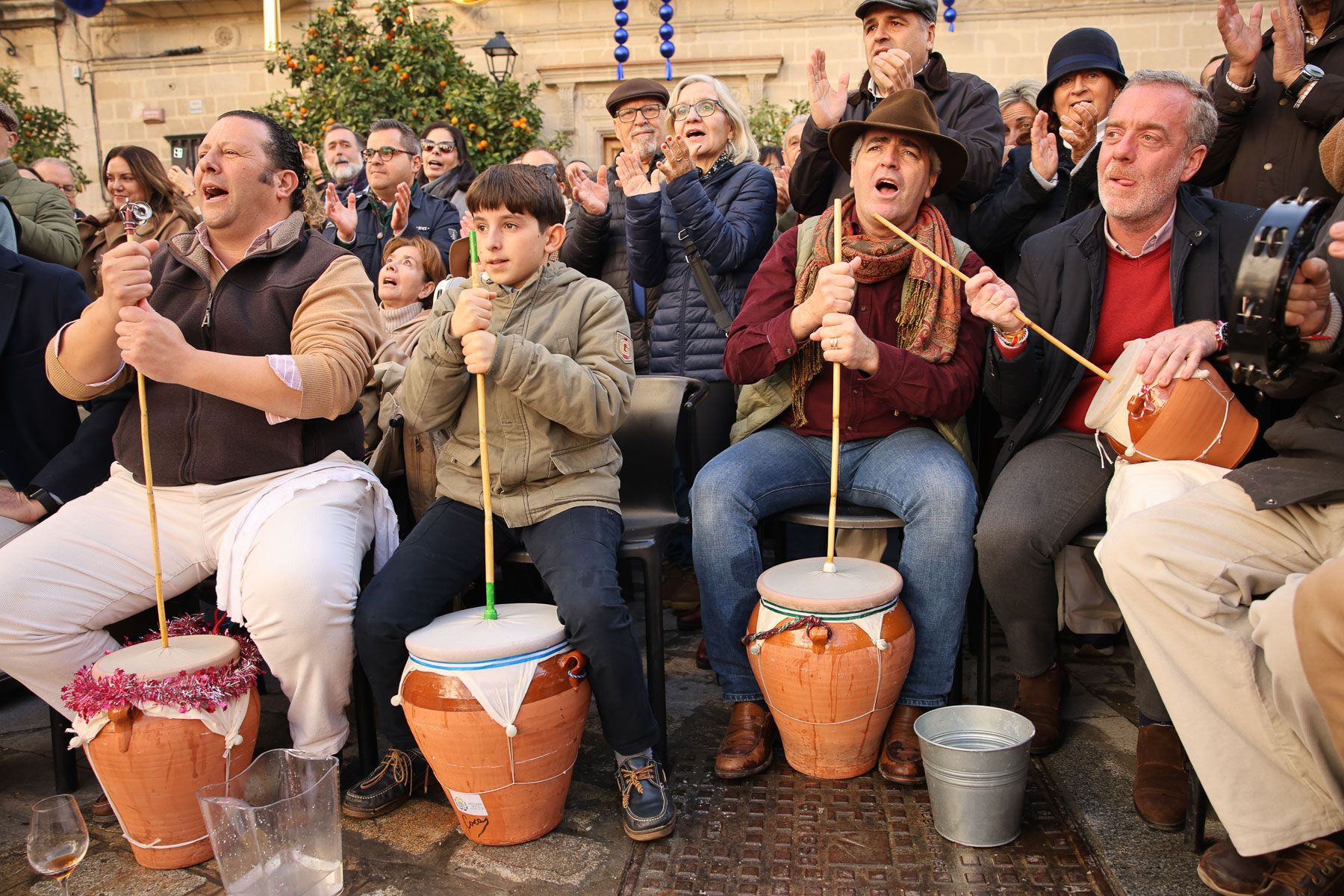 La Zambomba mañanera de Plaza Rivero, en imágenes.