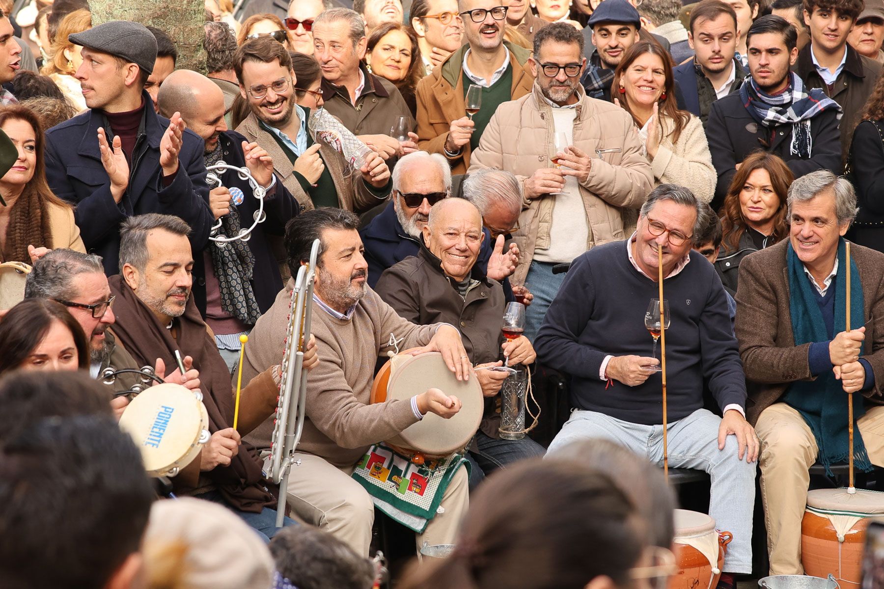 La Zambomba mañanera de Plaza Rivero, en imágenes.