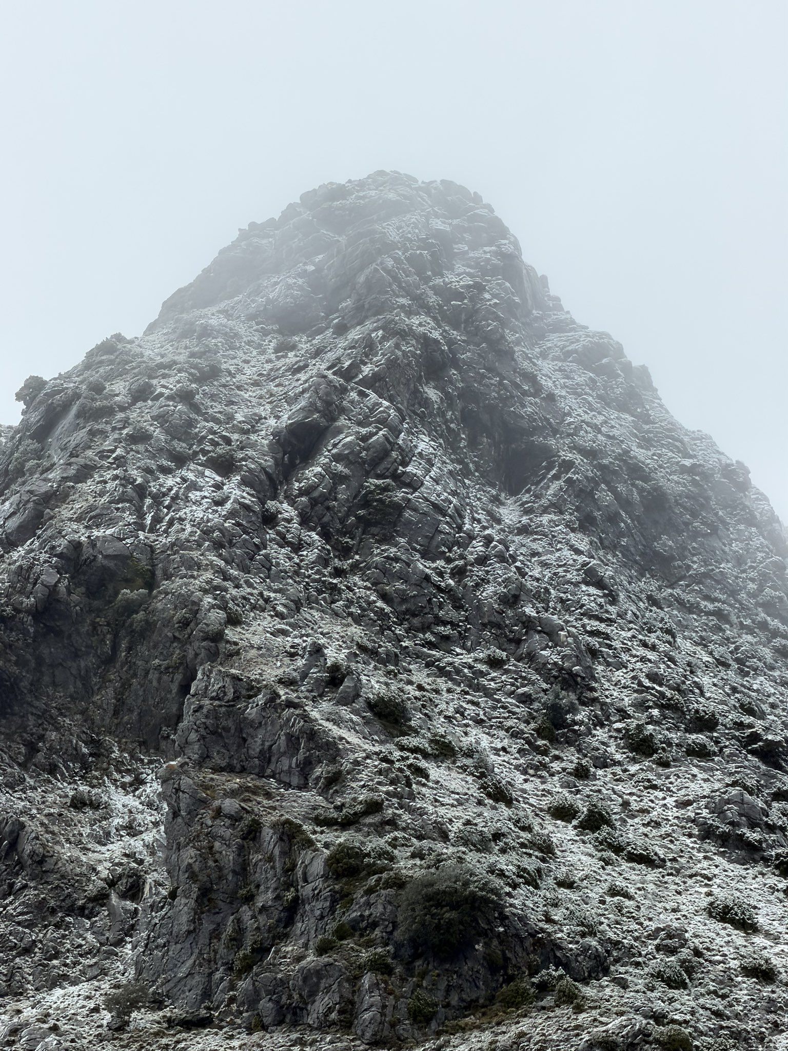 Uno de los picos de Grazalema nevado.