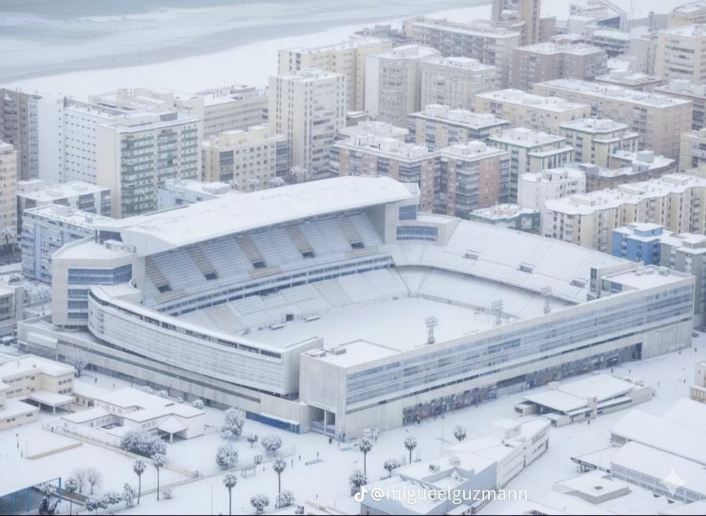 Estadio Nuevo Mirandilla nevado.