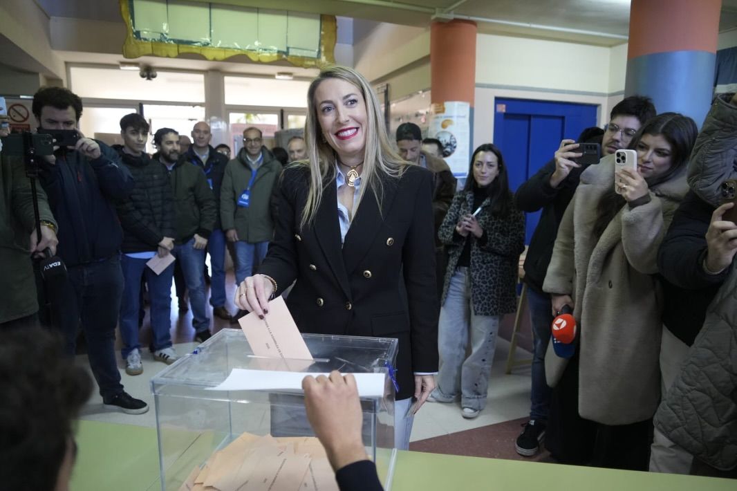 María Guardiola en su colegio electoral. María Guardiola en su colegio electoral.