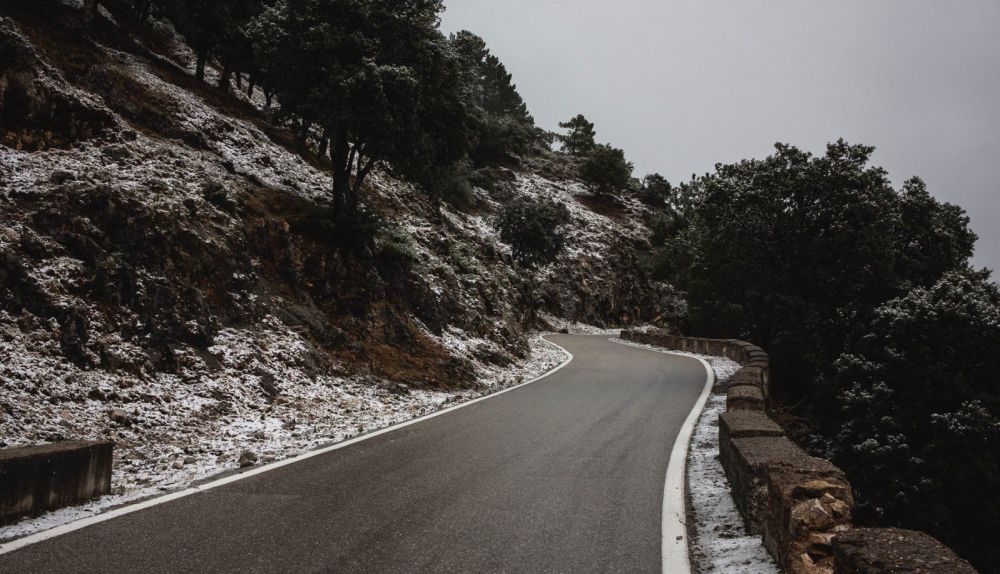 Las carreteras de la Sierra, blancas.