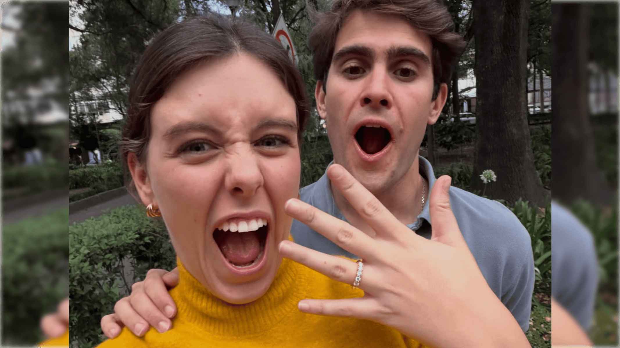 Manuela Ochoa, junto a su pareja, con el anillo de pedida.